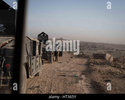 Athba, Ninive, de l'Iraq. Feb 27, 2017. Les véhicules d'Selahudeen ligne Bataillon la route principale qui se préparent à un mouvement de leur base à Athba, Ninive, Iraq, Feb 27, 2017. Selahudeen a été chargé dans le cadre de trois jours d'attaque ou de soutenir l'assaut contre le quartier de Wadi Hajjar occidental de Mossoul. Credit : Nish Nalbandian/ZUMA/Alamy Fil Live News Banque D'Images