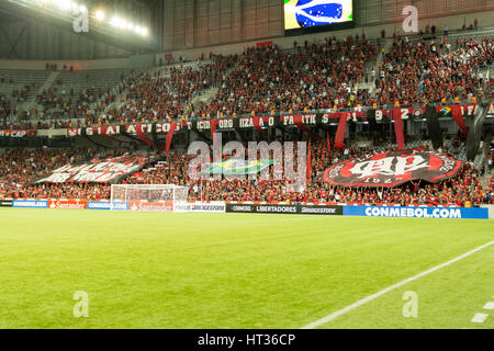 Curitiba, Brésil. 07Th Mar, 2017. Tocida atleticana fois avant Atletico PR x Universidad Catolica, match valide pour le premier tour de la phase de groupes de la CONMEBOL Libertadores 2017 Bridgestone tenue à Arena da Baixada à Curitiba, PR. Credit : Reinaldo Reginato/FotoArena/Alamy Live News Banque D'Images