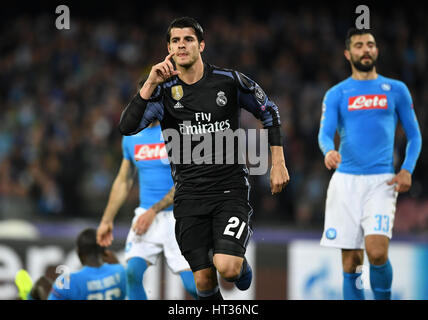 Naples, Italie. 7 mars, 2017. Alvaro Morata du Real Madrid fête marquant au cours de l'UEFA Champions League Round 16 match de deuxième étape entre Naples et le Real Madrid à Naples, Italie, le 7 mars 2017. Le Real Madrid a gagné 3-1 avancé pour la finale avec 6-2 sur l'ensemble des deux. Credit : Alberto Lingria/Xinhua/Alamy Live News Banque D'Images