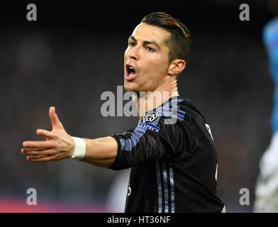 Naples, Italie. 7 mars, 2017. Le Real Madrid Cristiano Ronaldo réagit au cours de la ronde de la Ligue des Champions, 16 deuxième match de jambe entre Naples et le Real Madrid à Naples, Italie, le 7 mars 2017. Le Real Madrid a gagné 3-1. Credit : Alberto Lingria/Xinhua/Alamy Live News Banque D'Images