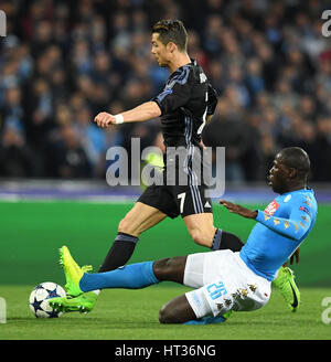 Naples, Italie. 7 mars, 2017. Le Real Madrid Cristiano Ronaldo(L) est en concurrence avec Kalidou Koulibaly Napoli's au cours de la ronde de la Ligue des Champions, 16 deuxième match de jambe entre Naples et le Real Madrid à Naples, Italie, le 7 mars 2017. Le Real Madrid a gagné 3-1. Credit : Alberto Lingria/Xinhua/Alamy Live News Banque D'Images