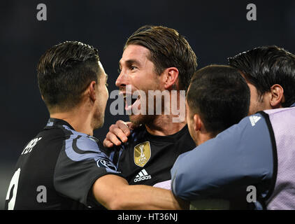 Naples, Italie. 7 mars, 2017. Sergio Ramos(2L) du Real Madrid célèbre socring au cours de l'UEFA Champions League Round 16 match de deuxième étape entre Naples et le Real Madrid à Naples, Italie, le 7 mars 2017. Le Real Madrid a gagné 3-1 avancé pour la finale avec 6-2 sur l'ensemble des deux. Credit : Alberto Lingria/Xinhua/Alamy Live News Banque D'Images