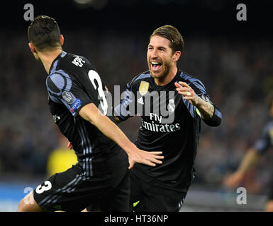 Naples, Italie. 7 mars, 2017. Sergio Ramos(R) du Real Madrid célèbre socring au cours de l'UEFA Champions League Round 16 match de deuxième étape entre Naples et le Real Madrid à Naples, Italie, le 7 mars 2017. Le Real Madrid a gagné 3-1 avancé pour la finale avec 6-2 sur l'ensemble des deux. Credit : Alberto Lingria/Xinhua/Alamy Live News Banque D'Images