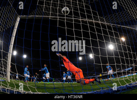 Naples, Italie. 7 mars, 2017. Sergio Ramos de scores au cours du Real Madrid Ligue des Champions Tour de 16 deuxième match de jambe entre Naples et le Real Madrid à Naples, Italie, le 7 mars 2017. Le Real Madrid a gagné 3-1 avancé pour la finale avec 6-2 sur l'ensemble des deux. Credit : Alberto Lingria/Xinhua/Alamy Live News Banque D'Images