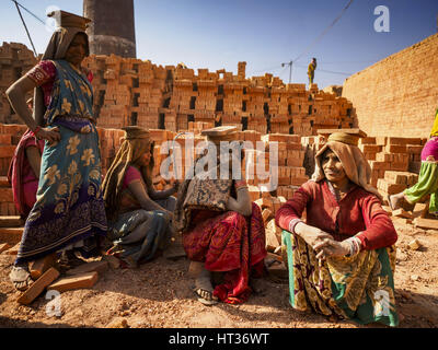 Bagmati, région centrale du développement, le Népal. 3e Mar, 2017. Les femmes qui travaillent dans une briqueterie près de Bhaktapur, prenez une pause dans le four à l'usine. Il y a près de 50 usines de briques dans la vallée près de Bagmati. Les briquetiers sont très occupés à faire des briques pour la reconstruction de Katmandou, Bhaktapur et d'autres villes de la vallée de Katmandou qui ont été gravement endommagées par le séisme de 2015 au Népal. Les usines de briques ont été dans la zone Bagmati pendant des siècles en raison de l'argile locale est une matière première pour les briques. La plupart des travailleurs dans les usines de briques sont les travailleurs migrants de Banque D'Images