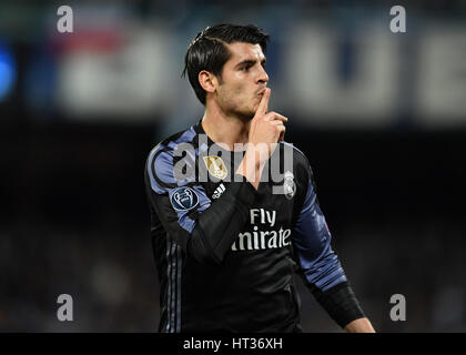 Naples, Italie. 7 mars, 2017. Du Real Madrid, Alvaro Morata célèbre après qu'il scores au cours du cycle de la Ligue des Champions 16, deuxième match de jambe entre Naples et le Real Madrid à Naples, Italie, le 7 mars 2017. Le Real Madrid a gagné 3-1. Credit : Alberto Lingria/Xinhua/Alamy Live News Banque D'Images