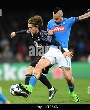 Naples, Italie. 7 mars, 2017. Luka Modric du Real Madrid(L) est en concurrence avec Marek Hamsik Napoli's au cours de la ronde de la Ligue des Champions, 16 deuxième match de jambe entre Naples et le Real Madrid à Naples, Italie, le 7 mars 2017. Le Real Madrid a gagné 3-1. Credit : Alberto Lingria/Xinhua/Alamy Live News Banque D'Images