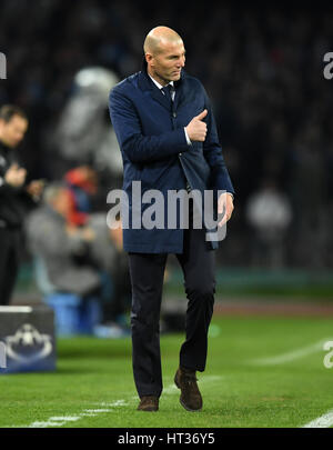 Naples, Italie. 7 mars, 2017. Zinedine Zidane, entraîneur-chef des gestes du Real Madrid au cours de l'UEFA Champions League Round 16 match de deuxième étape entre Naples et le Real Madrid à Naples, Italie, le 7 mars 2017. Le Real Madrid a gagné 3-1 avancé pour la finale avec 6-2 sur l'ensemble des deux. Credit : Alberto Lingria/Xinhua/Alamy Live News Banque D'Images