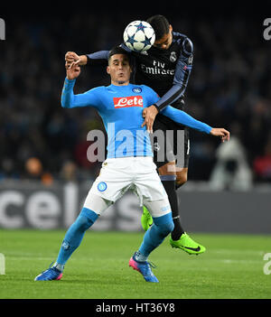 Naples, Italie. 7 mars, 2017. Jose Callejon(L) de Naples rivalise avec Casemiro du Real Madrid au cours de l'UEFA Champions League Round 16 match de deuxième étape entre Naples et le Real Madrid à Naples, Italie, le 7 mars 2017. Le Real Madrid a gagné 3-1 avancé pour la finale avec 6-2 sur l'ensemble des deux. Credit : Alberto Lingria/Xinhua/Alamy Live News Banque D'Images