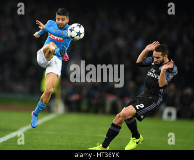 Naples, Italie. 7 mars, 2017. Napoli's Lorenzo Insigne(L) est en concurrence avec le Real Madrid's Dani Carvajal durant la ronde de la Ligue des Champions 16, deuxième match de jambe entre Naples et le Real Madrid à Naples, Italie, le 7 mars 2017. Le Real Madrid a gagné 3-1. Credit : Alberto Lingria/Xinhua/Alamy Live News Banque D'Images