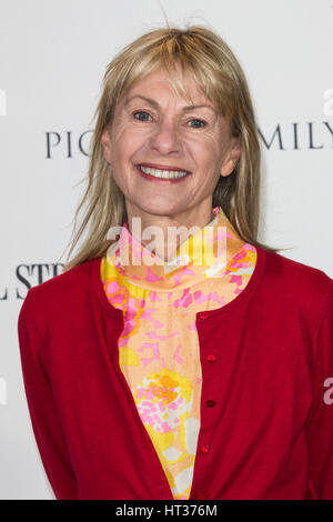 Londres, Royaume-Uni. 7 mars, 2017. Kate Mosse. Tapis rouge pour l'arrivée prochaine de gala au Théâtre National. Suivant est un fundrasing gala en soutien de NT L'apprentissage. Credit : Bettina Strenske/Alamy Live News Banque D'Images