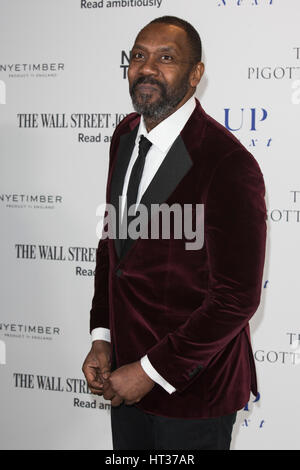 Londres, Royaume-Uni. 7 mars, 2017. Monsieur Lenny Henry. Tapis rouge pour l'arrivée prochaine de gala au Théâtre National. Suivant est un fundrasing gala en soutien de NT L'apprentissage. Credit : Bettina Strenske/Alamy Live News Banque D'Images