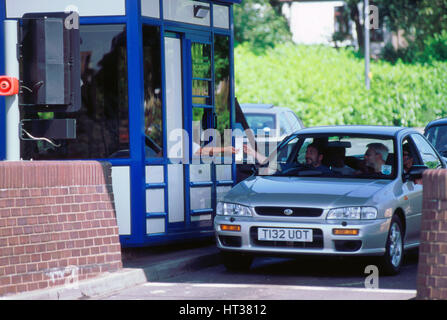 Subaru à l'aide de péage sur le pont Itchen, Southampton. Artiste : Inconnu. Banque D'Images