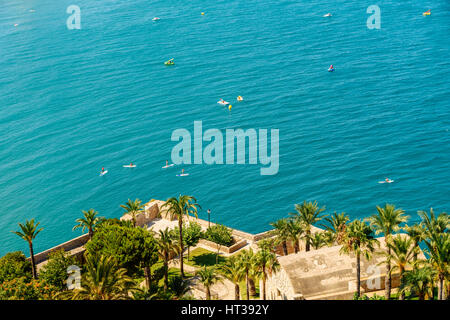 VALENCIA, Espagne - 28 juillet 2016 : Les gens s'amuser dans de petits bateaux et Surf Paddle Boards sur la mer Méditerranée. Banque D'Images