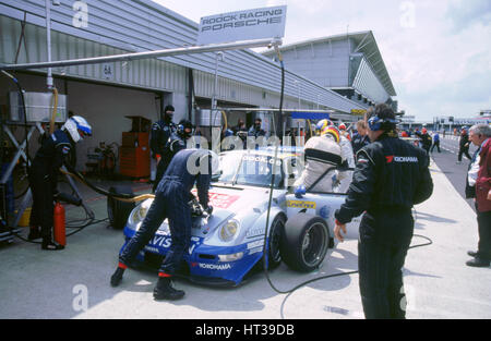 1999 Porsche 911 GT2 dans les fosses.FIA GT Silverstone 500. Artiste : Inconnu. Banque D'Images