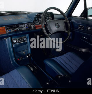 1975 Mercedes Benz 280CE. Artiste : Inconnu. Banque D'Images