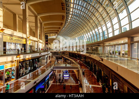 Le centre commercial Shoppes, centre commercial de Marina Bay Sands, Singapour Banque D'Images