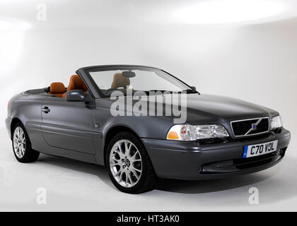 2004 Volvo C70. Artiste : Inconnu. Banque D'Images