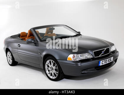 2004 Volvo C70. Artiste : Inconnu. Banque D'Images