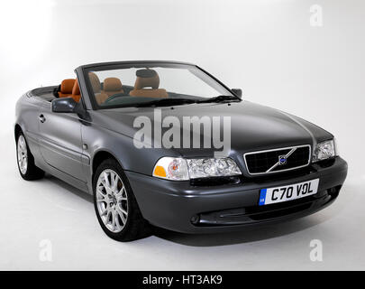 2004 Volvo C70. Artiste : Inconnu. Banque D'Images