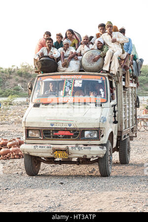 Les pèlerins arrivent, au sommet d'un camion bondé, de Baneshwar Mela tribaux dans les zones rurales du Rajasthan Banque D'Images