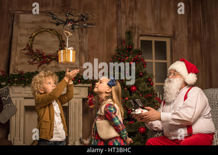 Le Père Noël avec les enfants à l'aide de drone hexacopter Banque D'Images