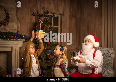 Le Père Noël avec les enfants à l'aide de drone hexacopter Banque D'Images