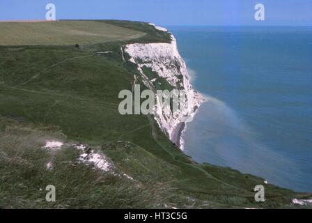 Langdon Bay et les falaises, à l'est du port de Douvres, Dover, Kent, 20e siècle. Artiste : CM Dixon. Banque D'Images