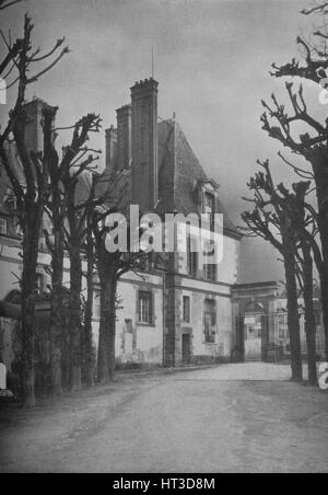 Fountainebleau : l'un des pavillons d'angle construit par Henri IV de France, 1925. Artiste : Inconnu. Banque D'Images