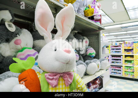 Animaux en peluche de Pâques à Kmart, NYC, USA Banque D'Images