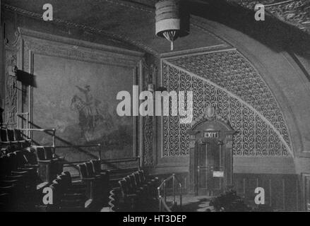 Détail, décorations murales dans la galerie, Roosevelt Theatre, Chicago, Illinois, 1925. Artiste : Inconnu. Banque D'Images