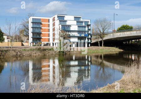 Un nouveau bloc d'appartement développement sur la rive de la rivière Wye dans Hereford, Herefordshire Banque D'Images