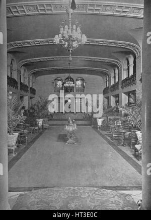 Vue depuis le hall de l'autre côté de la salle de bal, Hôtel Statler, Buffalo, New York, 1923. Artiste : Inconnu. Banque D'Images