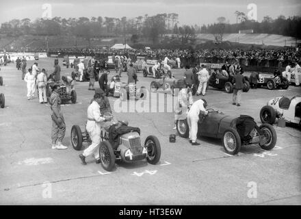 Les voitures sur la grille de départ de la CCC International Trophy, Brooklands, 2 mai 1936. Artiste : Bill Brunell. Banque D'Images