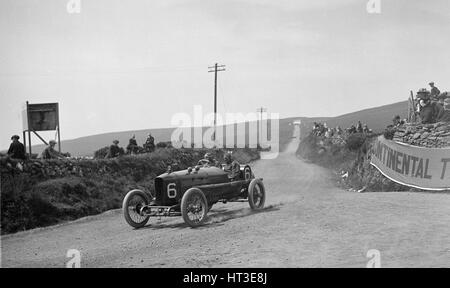 AJ Hancock Vauxhall dans le RAC concurrentes à l'île de Man TT race, 10 juin 1914. Artiste : Bill Brunell. Banque D'Images