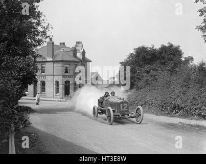 Leon Molon's Minerva passant le Ginger Hall Hotel, Sulby, au cours de l'ACFC à l'île de Man TT race, 1914. Artiste : Bill Brunell. Banque D'Images