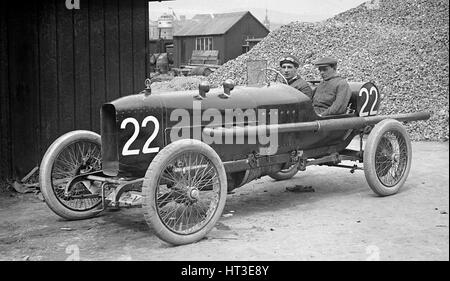 J'Higginson 3308 cc Vauxhall à l'ACFC à l'île de Man TT race, 10 juin 1914. Artiste : Bill Brunell. Banque D'Images