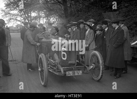 AJ Hancock 3308 cc Vauxhall à l'ACFC à l'île de Man TT race, 10 juin 1914. Artiste : Bill Brunell. Banque D'Images