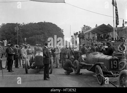 Minerva et Straker-Squire autos à l'ACFC à l'île de Man TT race, 10 juin 1914. Artiste : Bill Brunell. Banque D'Images