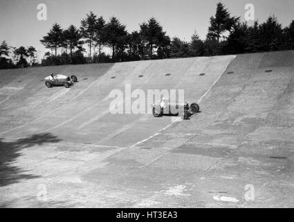 Deux Bugatti Type 35s de course sur les membres d'avion à Brooklands. Artiste : Bill Brunell. Banque D'Images