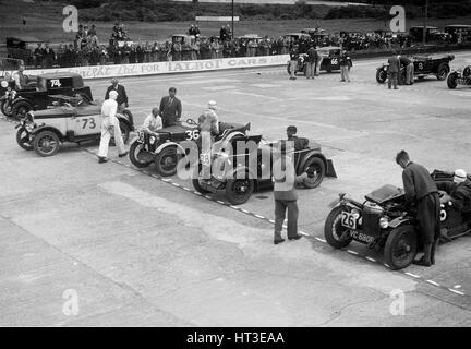 Les voitures sur la grille de départ lors de la Journée des membres du CCC, Brooklands, le 4 juillet 1931 Artiste : Bill Brunell. Banque D'Images