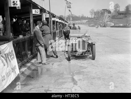 Austin Ulster d'ECH Randall et nous Harker dans les stands, JCC Douze Double race, Brooklands, 1931. Artiste : Bill Brunell. Banque D'Images