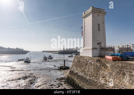 Port de pêche avec le petit phare blanc de Saint-Gilles Croix de Vie, France Banque D'Images