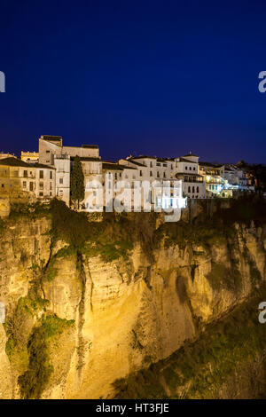 Maisons au sommet de falaise au crépuscule, Ronda, Espagne Banque D'Images