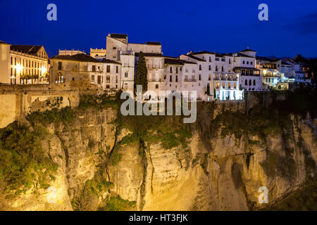 Maisons au sommet de falaise au crépuscule, Ronda, Espagne Banque D'Images