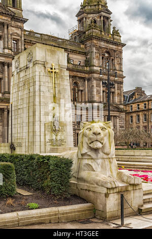 Le Cénotaphe monument aux morts en face de la ville Chambres dans George Square, Glasgow, Ecosse Banque D'Images