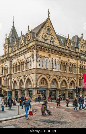 GLASGOW ECOSSE - Avril 02 : scène de rue de Glasgow avec l'ancien bâtiment de la bourse dans l'arrière-plan. Glasgow est la plus grande ville d'Écosse et la troisième Banque D'Images