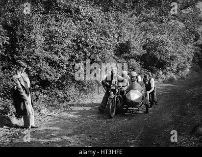 Et d'un side-car moto en compétition dans le Brighton et Hove Motor Club Brighton-Beer Procès, 1930. Artiste : Bill Brunell. Banque D'Images