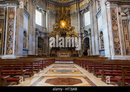 Intérieur de la Basilique Saint-Pierre, Vatican, Rome, Italie Banque D'Images