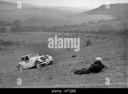 Riley 16 concurrentes dans le London Motor Club Coventry Cup Trial, Knatts Hill, Kent, 1938. Artiste : Bill Brunell. Banque D'Images